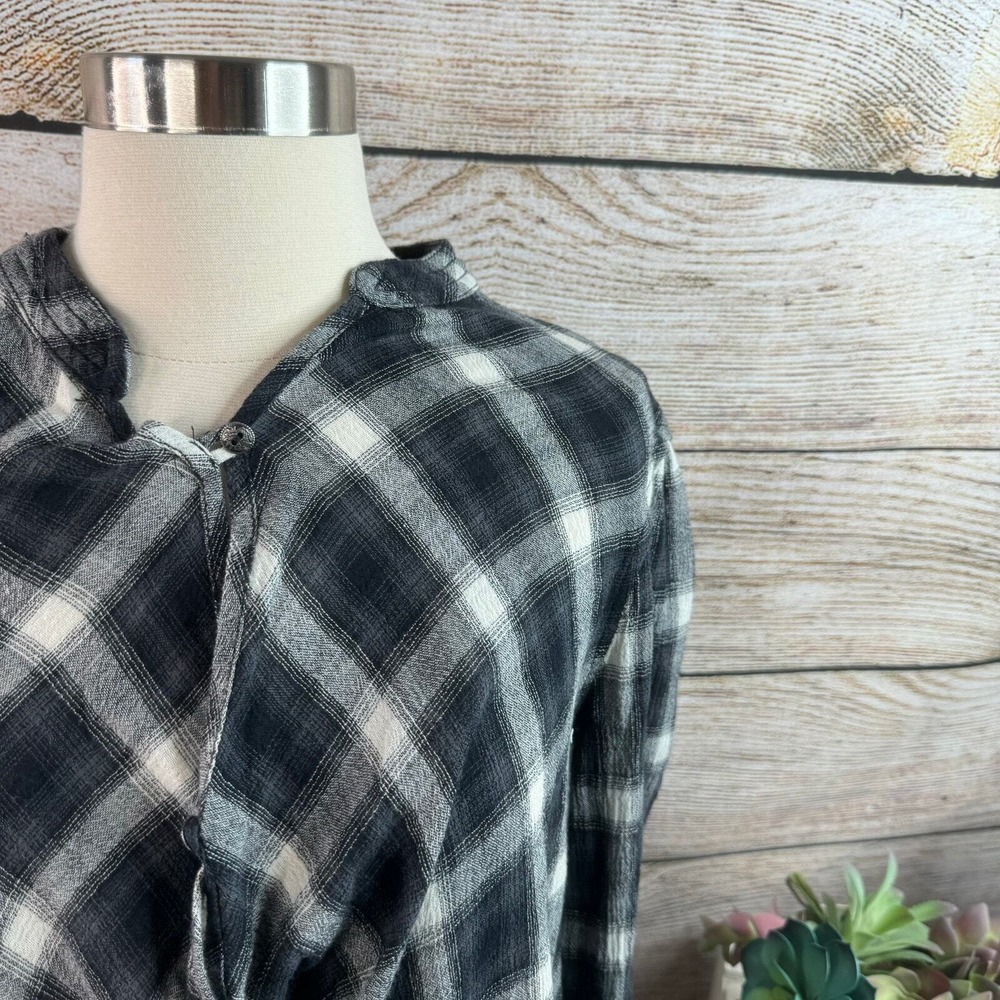 BLANK NYC Grey Black White Plaid Surplice Top Long Sleeves Size Extra Small - Picture 2 of 7